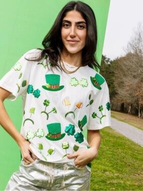 QUEEN OF SPARKLES White Tee with Green Shamrock & Top Hat Appliqués NWOT